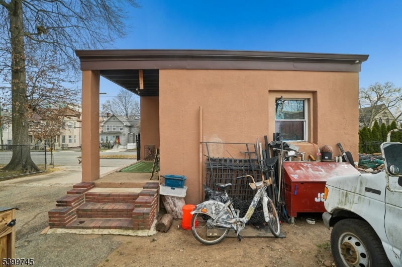 419 Valley St Property Photo 6