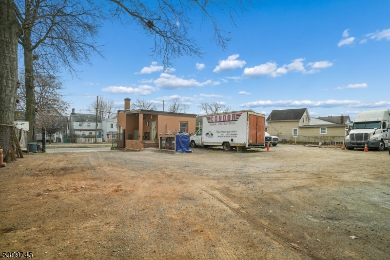 419 Valley St Property Photo 8