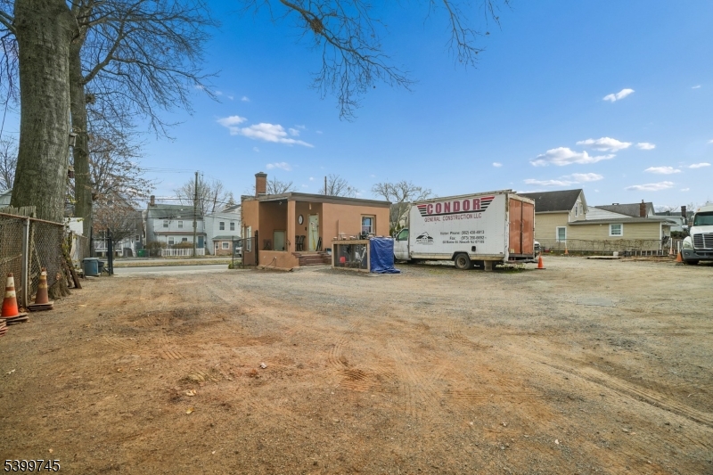 419 Valley St Property Photo 9