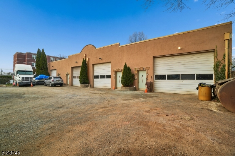 419 Valley St Property Photo 10