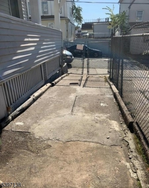 76 Jasper St Property Photo 12