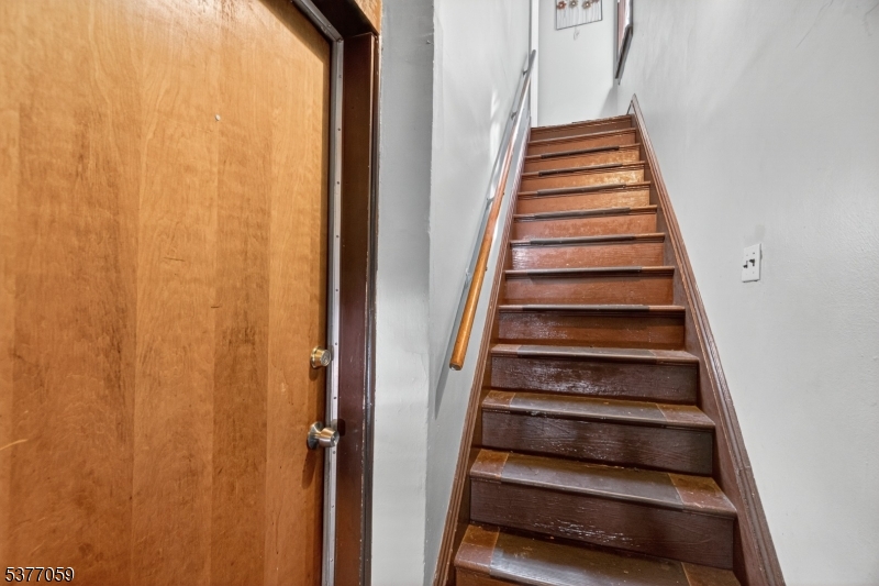 98 W 49th St Property Photo 17