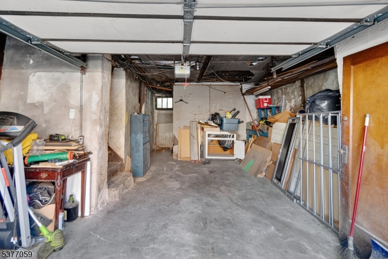 98 W 49th St Property Photo 32
