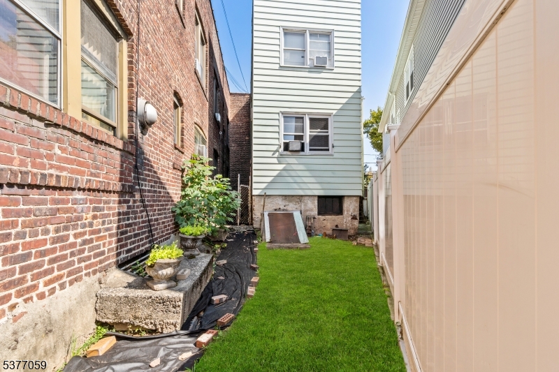 98 W 49th St Property Photo 35