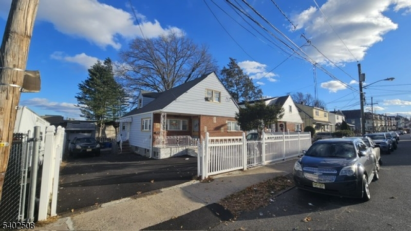337 E 29th St Property Photo 1