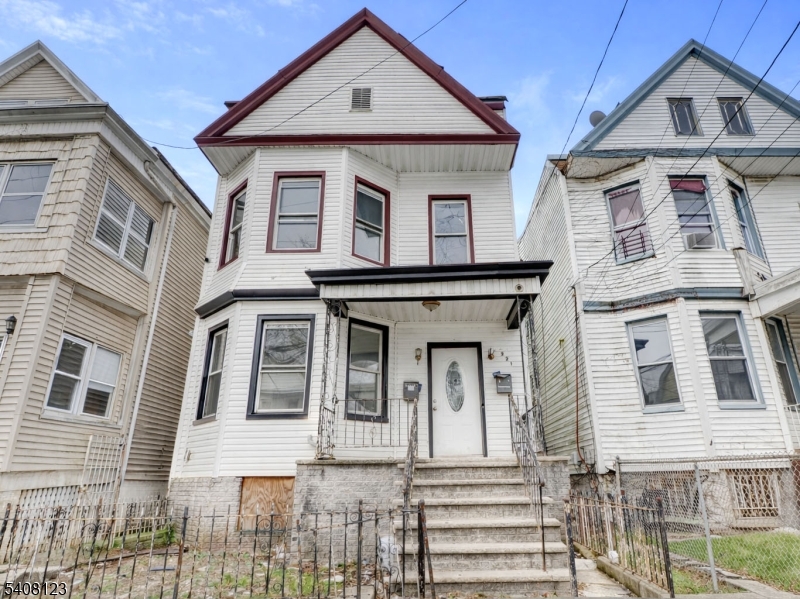 221 Bayview Ave Property Photo 1