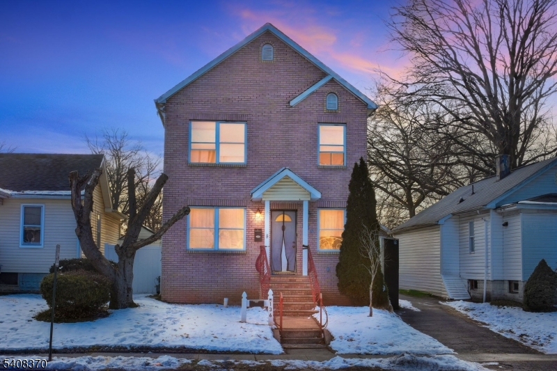136 W Lincoln Ave Property Photo 1