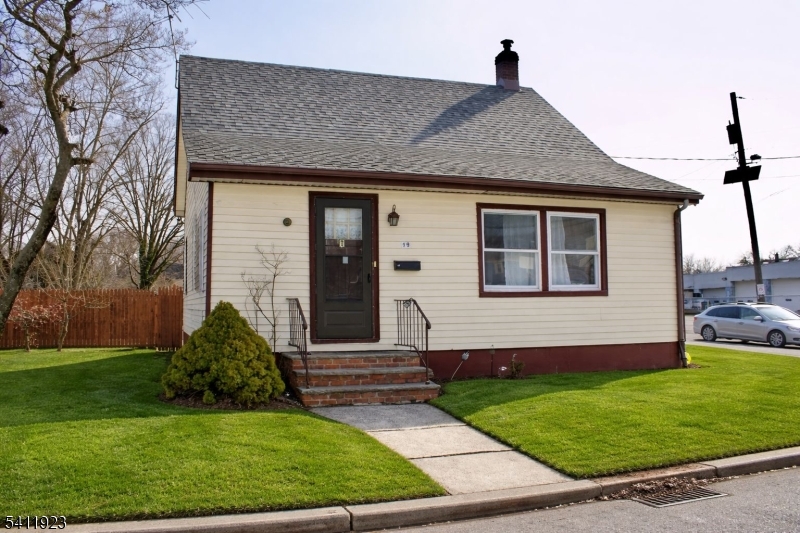 17 Dupont St Property Photo 1