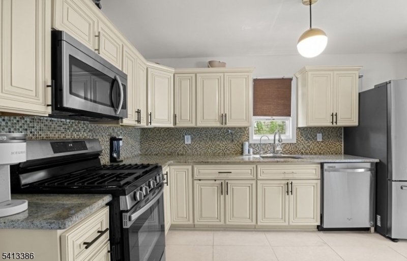 17 Alvin Ter Property Photo 4