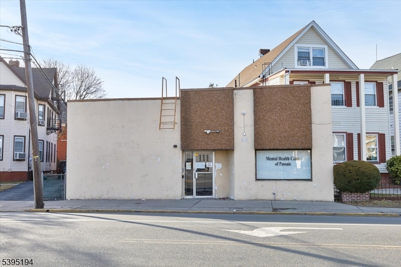111 Lexington Ave Property Photo 1