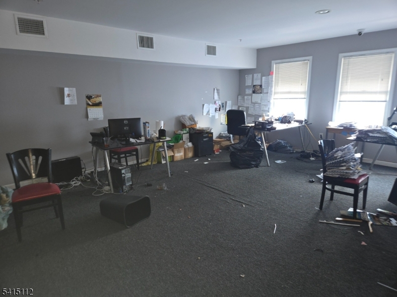415 Halsey St Property Photo 6