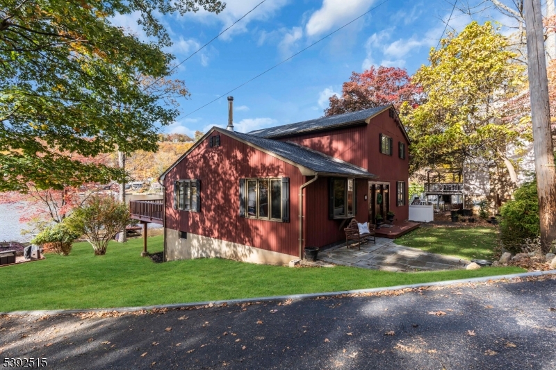 2 Oneida Ave Property Photo 3