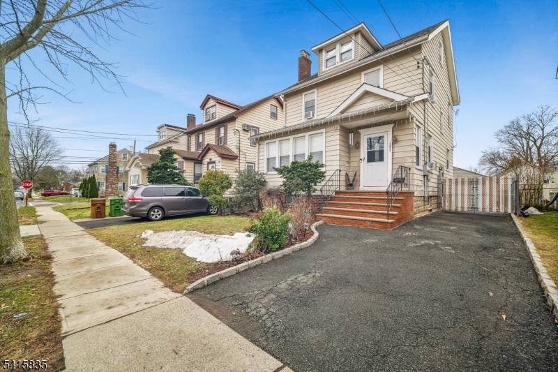 1611 Orchard Ter Property Photo 1