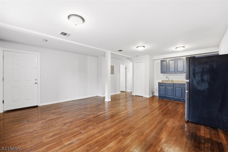 9 Godwin Ave Property Photo 4