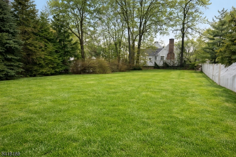 8 Hedges Ave Property Photo 2