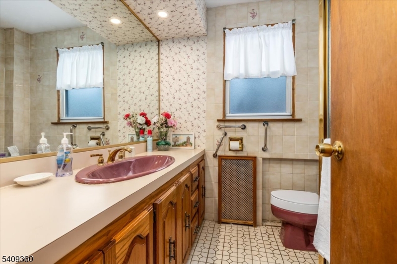 7 Delafield Ave Property Photo 9