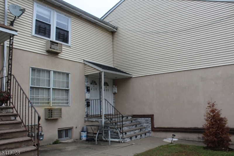 439 Marshall St Property Photo 2