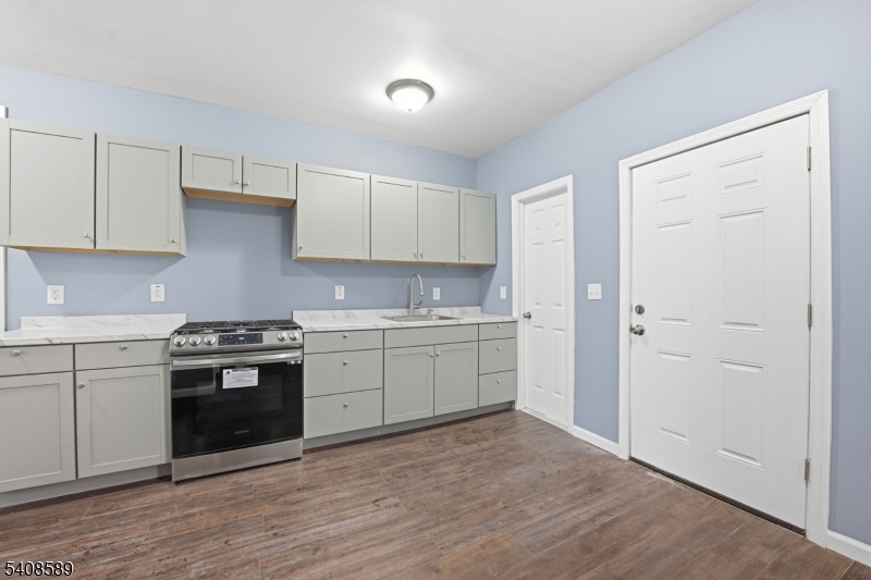 206 Clark Pl Property Photo 3