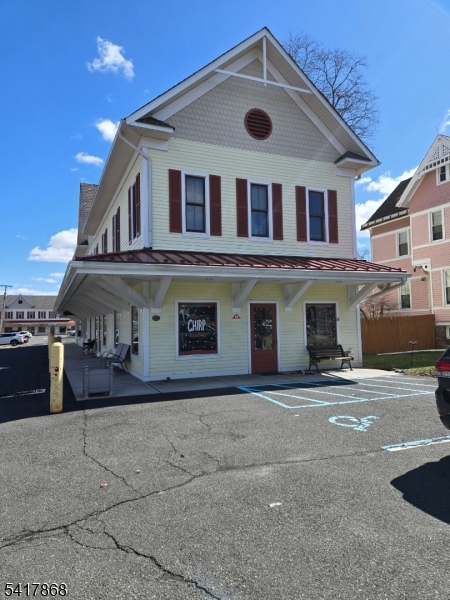 160 Main St Property Photo 1