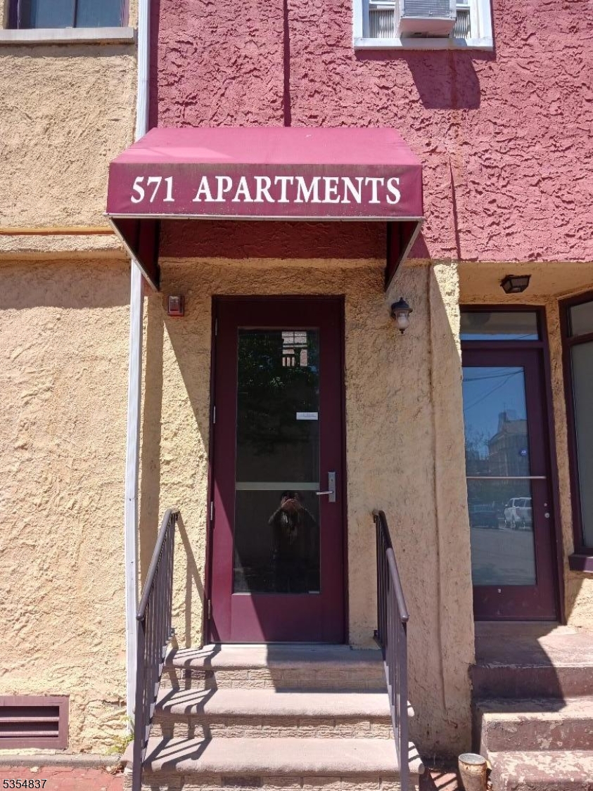 571 Bloomfield Ave Property Photo 4