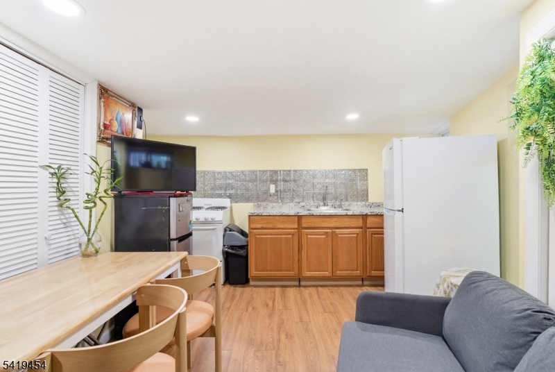 61 Cutler St Property Photo 3