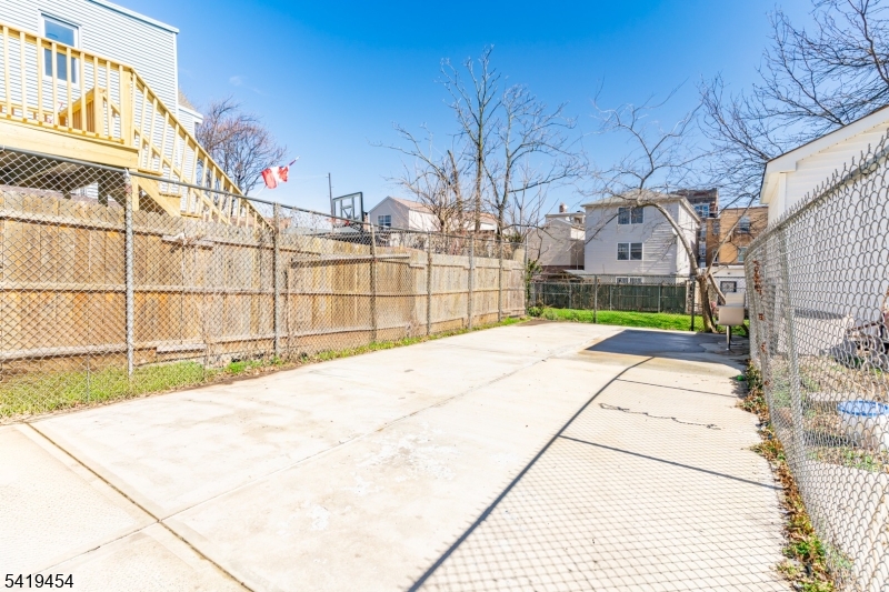 61 Cutler St Property Photo 16