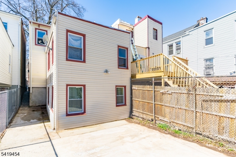 61 Cutler St Property Photo 17