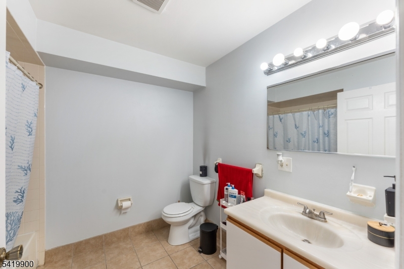 660 N Broad St 8 Property Photo 15