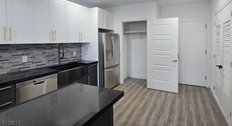 211 Baldwin Ave 403 Property Photo 16