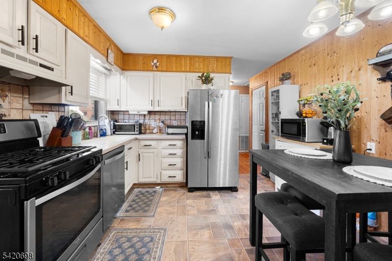 556 Valley Rd Property Photo 17