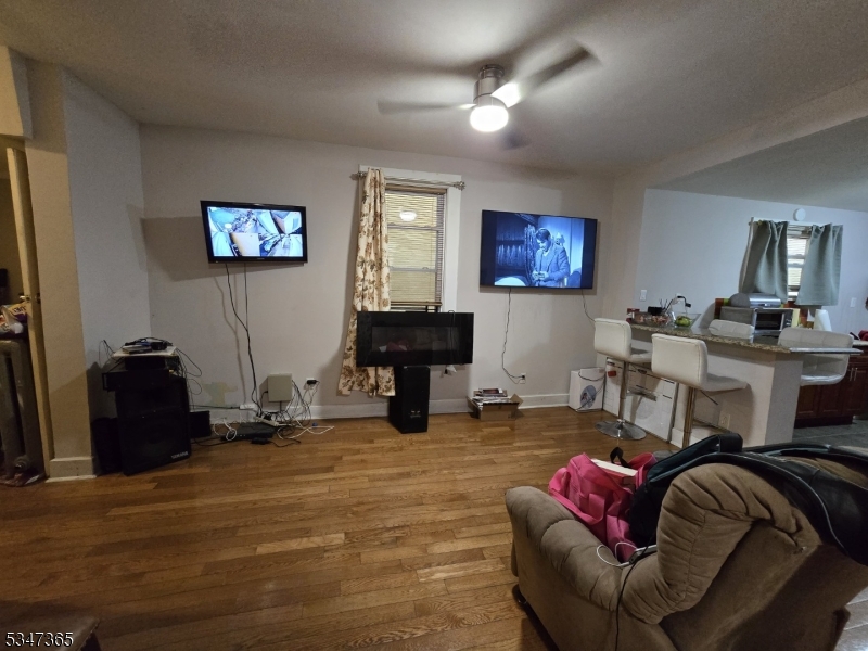 36 Holland St Property Photo 3