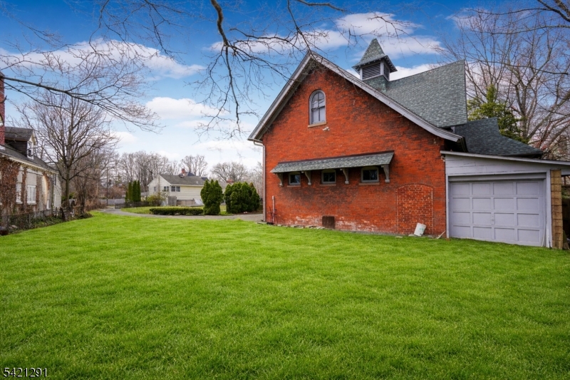 811 Field Ave Property Photo 5