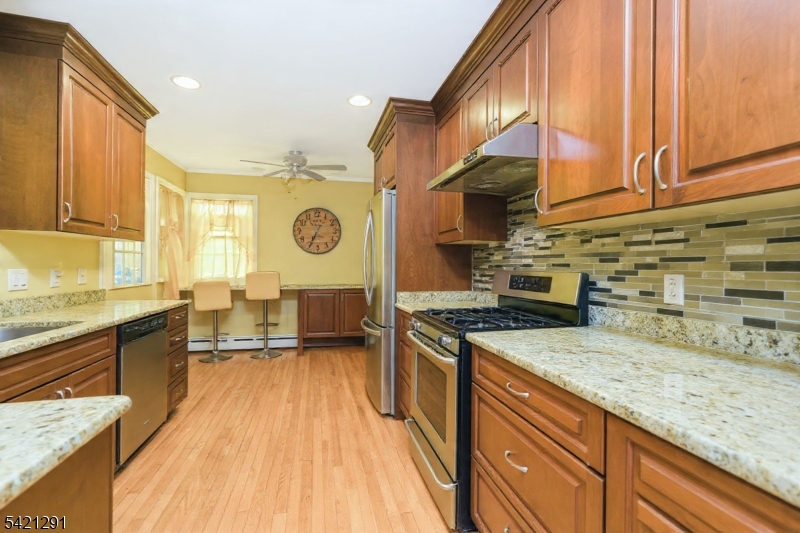 811 Field Ave Property Photo 6