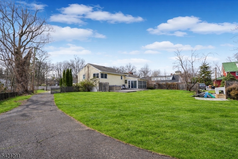 811 Field Ave Property Photo 14
