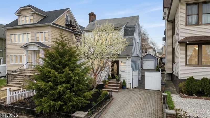 923 Kilsyth Rd Property Photo 1