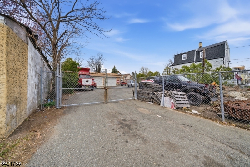 437 Burnside St Property Photo 10
