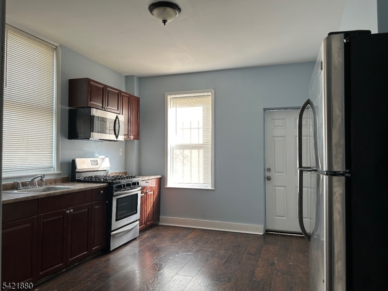 150 Stuyvesant Ave 1l Property Photo 3