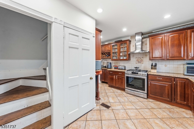 426 Walnut St Property Photo 6