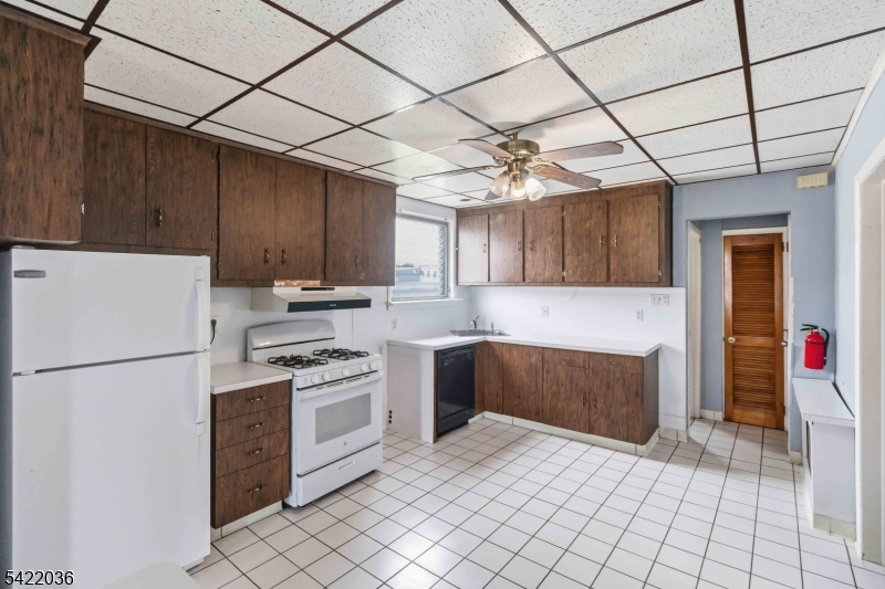 36 Edison St Property Photo 4