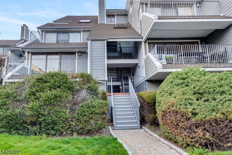 8 Cove Ln Property Photo 1
