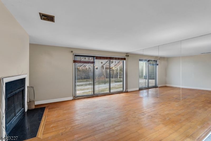 8 Cove Ln Property Photo 3