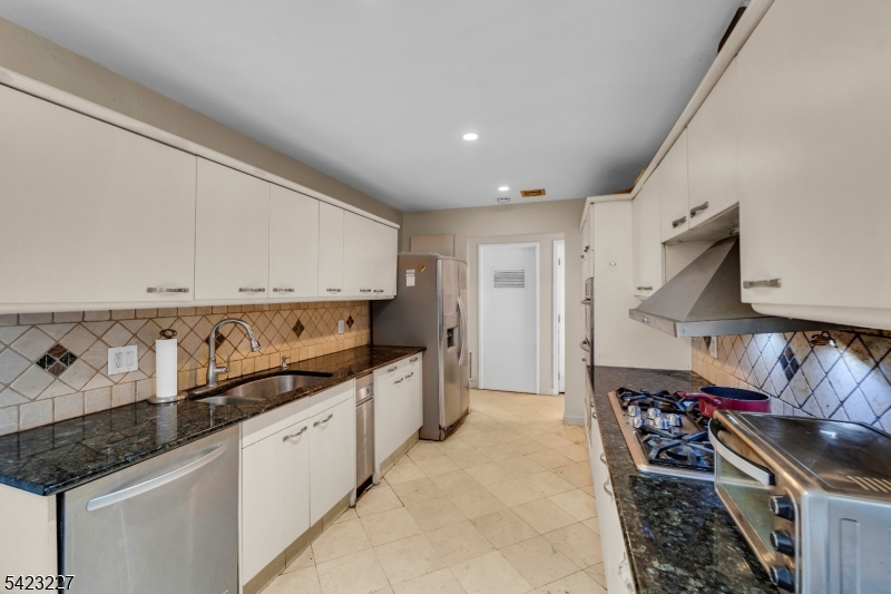 8 Cove Ln Property Photo 9