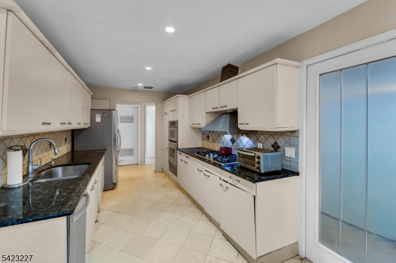 8 Cove Ln Property Photo 10