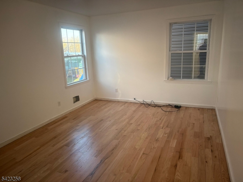 1019 E Grand St Property Photo 5