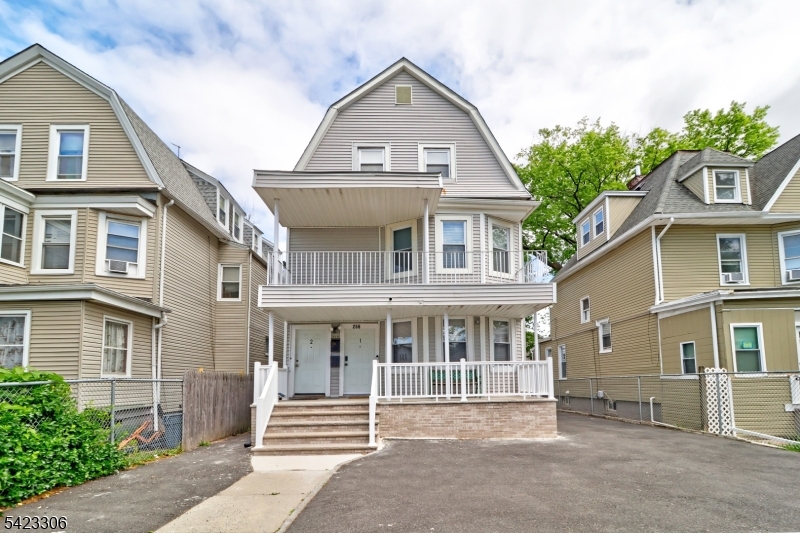 256 S Clinton St Property Photo 1