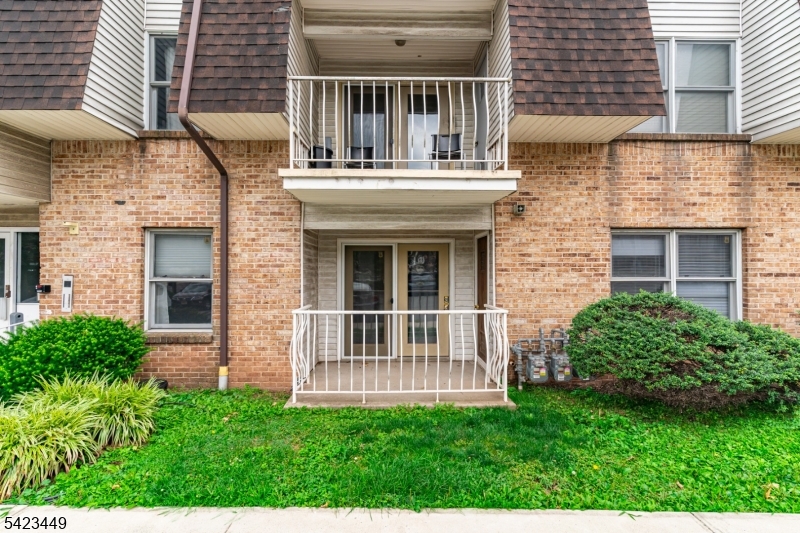 100 W Grand St
