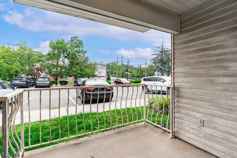 100 W Grand St Property Photo 5
