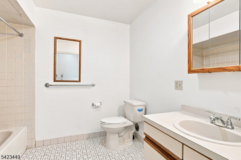 100 W Grand St Property Photo 19