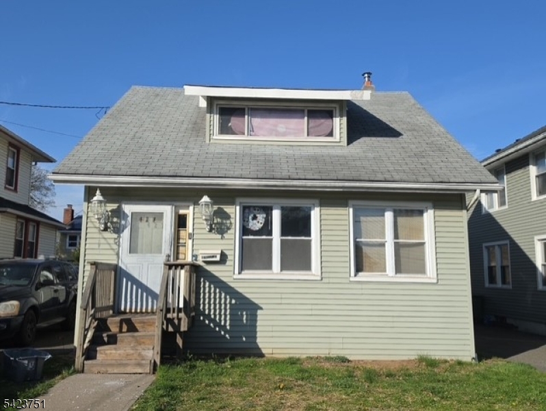 427 Robins St Property Photo 3
