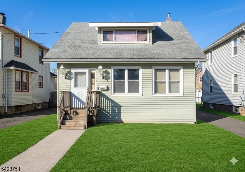 427 Robins St Property Photo 4
